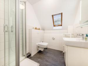 łazienka z toaletą, umywalką i prysznicem w obiekcie Ferienwohnung Meeresbrise in der Residenz Clara Sophia w mieście Binz