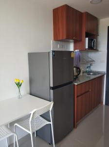 Køkken eller tekøkken på Lovely Mai Khao studio room