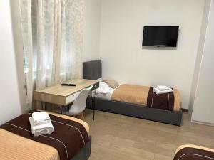 TV a/nebo společenská místnost v ubytování FIERA ROOMS