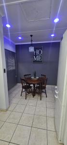 een eetkamer met een tafel en twee stoelen bij Meerensee Cottage in Richards Bay +1 foto