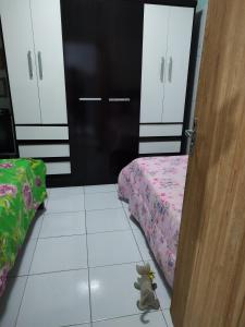 een teddybeer op de vloer in een slaapkamer bij Casa aconchegante! in Petrolina