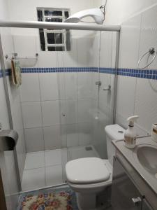 een badkamer met douche, toilet en wastafel bij Casa aconchegante! in Petrolina