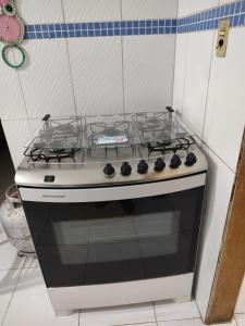 een kookplaat in de keuken bij Casa aconchegante! in Petrolina