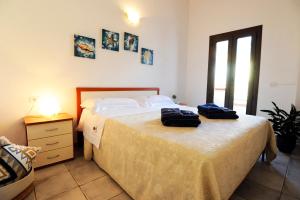 een slaapkamer met een bed met twee zakken erop bij Suite Torrigiani in Cala Gonone