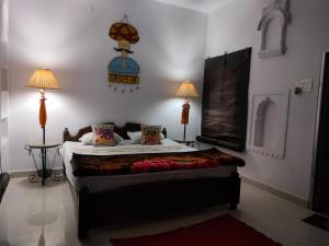 Hotel Mandawa Palace And Restaurent客房内的一张或多张床位