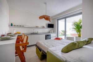 Kuchyň nebo kuchyňský kout v ubytování Villa fronte mare