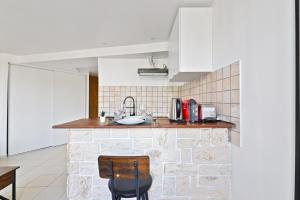 a kitchen with a counter and a chair in it at Studio Apartment Quartier Austerlitz Free Netflix in Paris