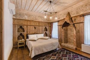 Ένα ή περισσότερα κρεβάτια σε δωμάτιο στο Isparta Historical Mansion Eskiciler Konağı - Cittaslow