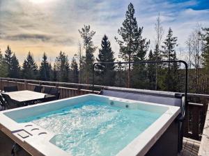 una vasca idromassaggio sul balcone di una casa di Villa Käpylinna B - 9 hlö, Himos Länsihuippu Ski-inout a Jämsä