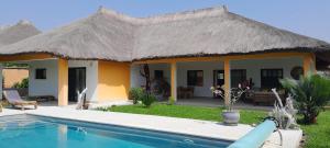 OussouyeBalilail的一个带游泳池和稻草屋顶的别墅