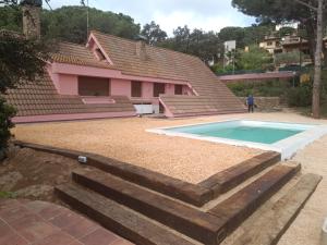 Bazén v ubytování House with a large garden and a pool nebo v jeho okolí