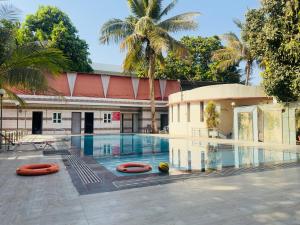Басейн в Nilkanth Resort - Best Resort in Anand або поблизу