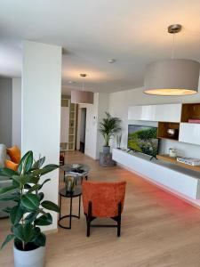 ein Wohnzimmer mit einer Topfpflanze und einem Stuhl in der Unterkunft Penthouse Grand Place - 2bd - 200sqm Terrace in Brüssel