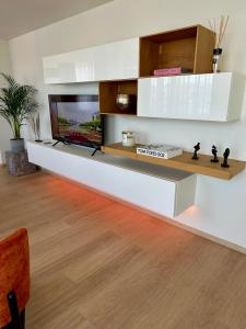 ein Wohnzimmer mit einem Flachbildfernseher an der Wand in der Unterkunft Penthouse Grand Place - 2bd - 200sqm Terrace in Brüssel