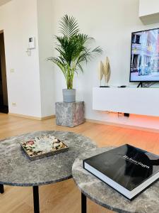 ein Wohnzimmer mit einem Tisch, auf dem ein Buch liegt in der Unterkunft Penthouse Grand Place - 2bd - 200sqm Terrace in Brüssel