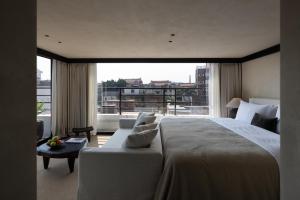 Un dormitorio con una cama grande y una ventana grande en 巷里栖墅民宿, en Quanzhou 70 fotos más