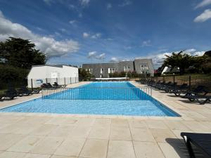 Bazén v ubytovaní Maisonnette T2 Bord de mer Guidel Plage alebo v jeho blízkosti