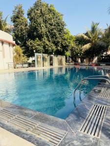 Басейн в Nilkanth Resort - Best Resort in Anand або поблизу