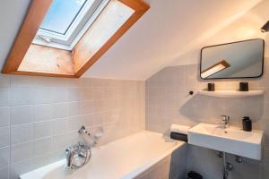 ミッテンヴァルトにあるHaus Latschenhang Fewo 3 Soiernblickのバスルーム(シンク、天窓付) +18枚の写真