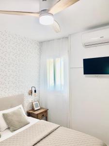 TV a/nebo společenská místnost v ubytování Little Beach Home + 23 fotografií