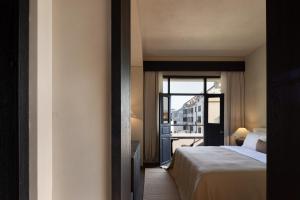 a hotel room with a bed and a balcony at 巷里栖墅民宿 in Quanzhou