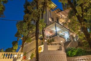 Cette grande maison est accessible par des escaliers. dans l'établissement Almost Heaven Suites, à Mussoorie