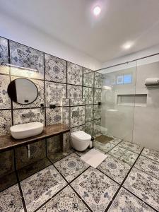 une salle de bain avec toilettes, lavabo et douche dans l'établissement Almost Heaven Suites, à Mussoorie