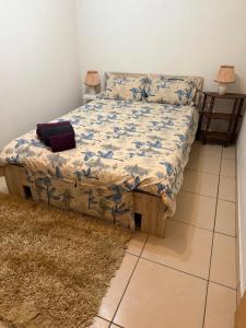 una camera da letto con un letto con un piumone blu e bianco di Família Moreira a Travassos Altre 12 foto