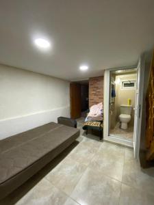 Postel nebo postele na pokoji v ubytování комната old tbilisi