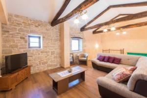 Μια τηλεόραση ή/και κέντρο ψυχαγωγίας στο Villa Sterna, a charming villa in the heart of Istria
