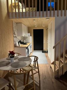 Kuchyň nebo kuchyňský kout v ubytování Owl's Nest Chalet