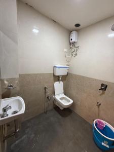 un baño con inodoro y lavabo en Hotel Marine Line Near Churchgate, en Bombay