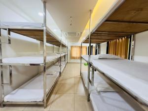 Двох'ярусне ліжко або двоярусні ліжка в номері Nilkanth Resort - Best Resort in Anand