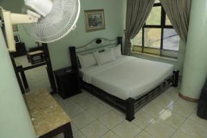 Giường trong phòng chung tại EXCELLENT HOTEL KAMPAlA