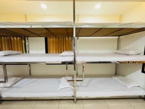 Двох'ярусне ліжко або двоярусні ліжка в номері Nilkanth Resort - Best Resort in Anand