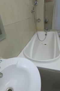 Phòng tắm tại EXCELLENT HOTEL KAMPAlA