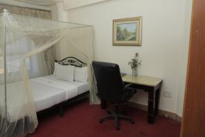 Giường trong phòng chung tại EXCELLENT HOTEL KAMPAlA