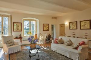 Posezení v ubytování Montesoro, hystoric country villa with swimming pool, sorrounded by nature