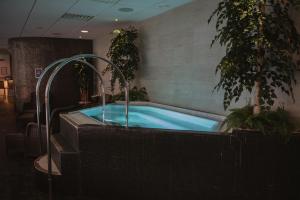 Bazén v ubytování Hernö Gin Hotell nebo v jeho okolí
