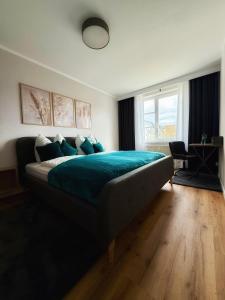 a bedroom with a large bed with a blue blanket at Carrée 31 Balkon, Privatparkplatz, Aufzug, Kaffee in Chemnitz