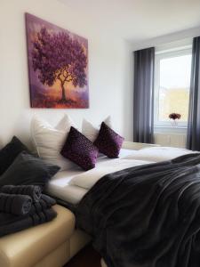 a bedroom with a large bed and a painting on the wall at Carrée 31 Balkon, Privatparkplatz, Aufzug, Kaffee in Chemnitz