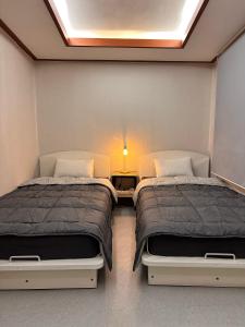 Ένα ή περισσότερα κρεβάτια σε δωμάτιο στο 서울역 용산 남산뷰 계림