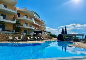 The swimming pool at or close to Hotel Apartments Panorama