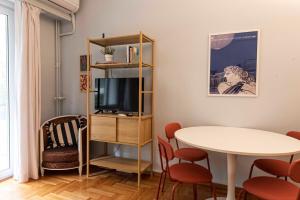 TV a/nebo společenská místnost v ubytování Modern Blue Retreat