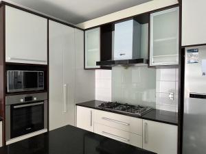Η κουζίνα ή μικρή κουζίνα στο Stylish 5 Bedroom Property +12 φωτογραφίες