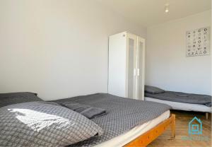 Cama ou camas em um quarto em Array Room - 5 Minutes to Sopot Molo & Seaside