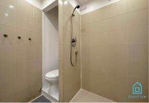 Um banheiro em Array Room - 5 Minutes to Sopot Molo & Seaside
