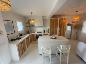 Kuchyňa alebo kuchynka v ubytovaní Casa con Jardín Privado, Chimenea y Piscina Comunitaria, cerca del Golfo y Playa de Pals - ES-226-31