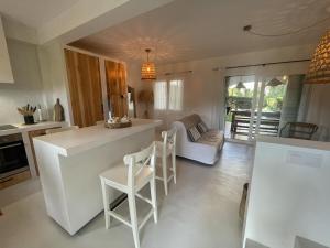 Kuchyňa alebo kuchynka v ubytovaní Casa con Jardín Privado, Chimenea y Piscina Comunitaria, cerca del Golfo y Playa de Pals - ES-226-31