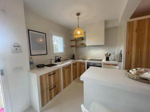 Kuchyňa alebo kuchynka v ubytovaní Casa con Jardín Privado, Chimenea y Piscina Comunitaria, cerca del Golfo y Playa de Pals - ES-226-31